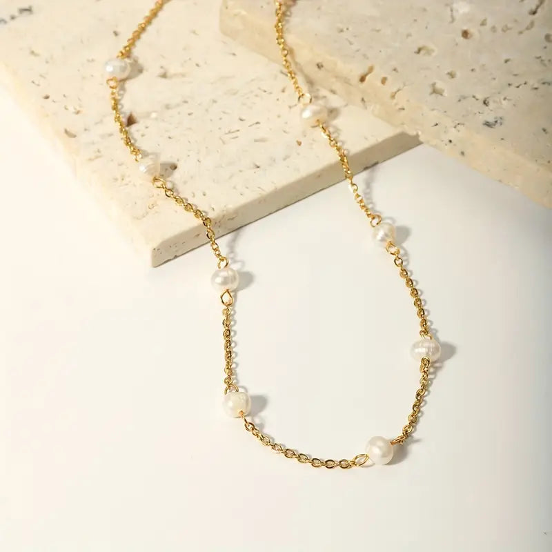 Aurora Pearl Whisper – Delicate Gold Chain with Freshwater Pearls