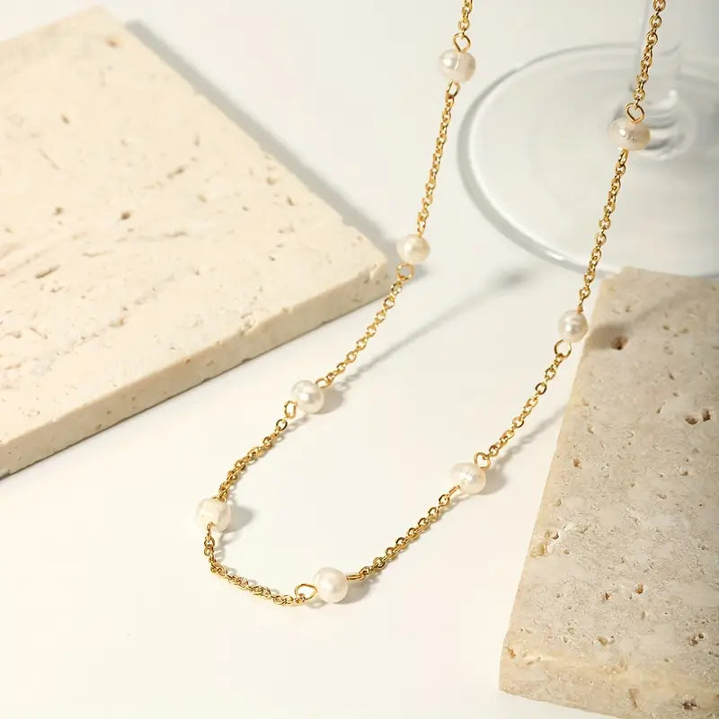 Aurora Pearl Whisper – Delicate Gold Chain with Freshwater Pearls