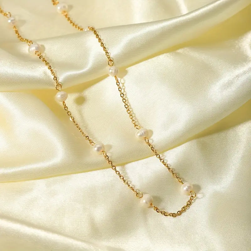 Aurora Pearl Whisper – Delicate Gold Chain with Freshwater Pearls