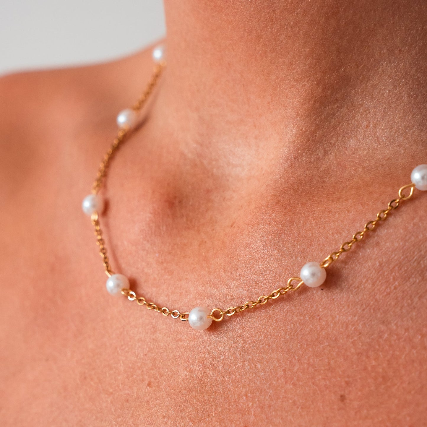 Aurora Pearl Whisper – Delicate Gold Chain with Freshwater Pearls
