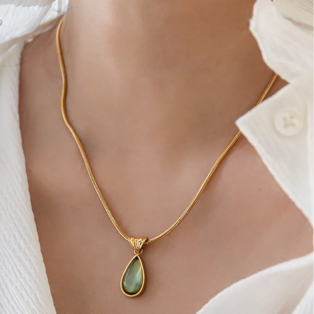 Aurora Drop – Gold Necklace with Green Teardrop Pendant