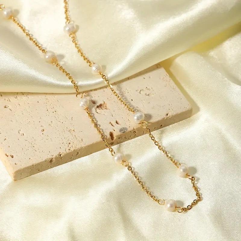 Aurora Pearl Whisper – Delicate Gold Chain with Freshwater Pearls