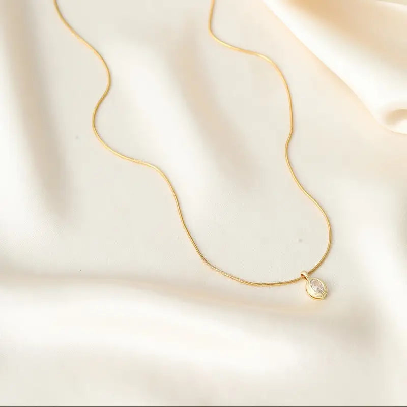 Aurelia – Gold Oval Crystal Pendant Necklace