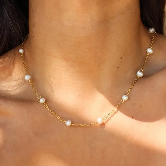 Aurora Pearl Whisper – Delicate Gold Chain with Freshwater Pearls